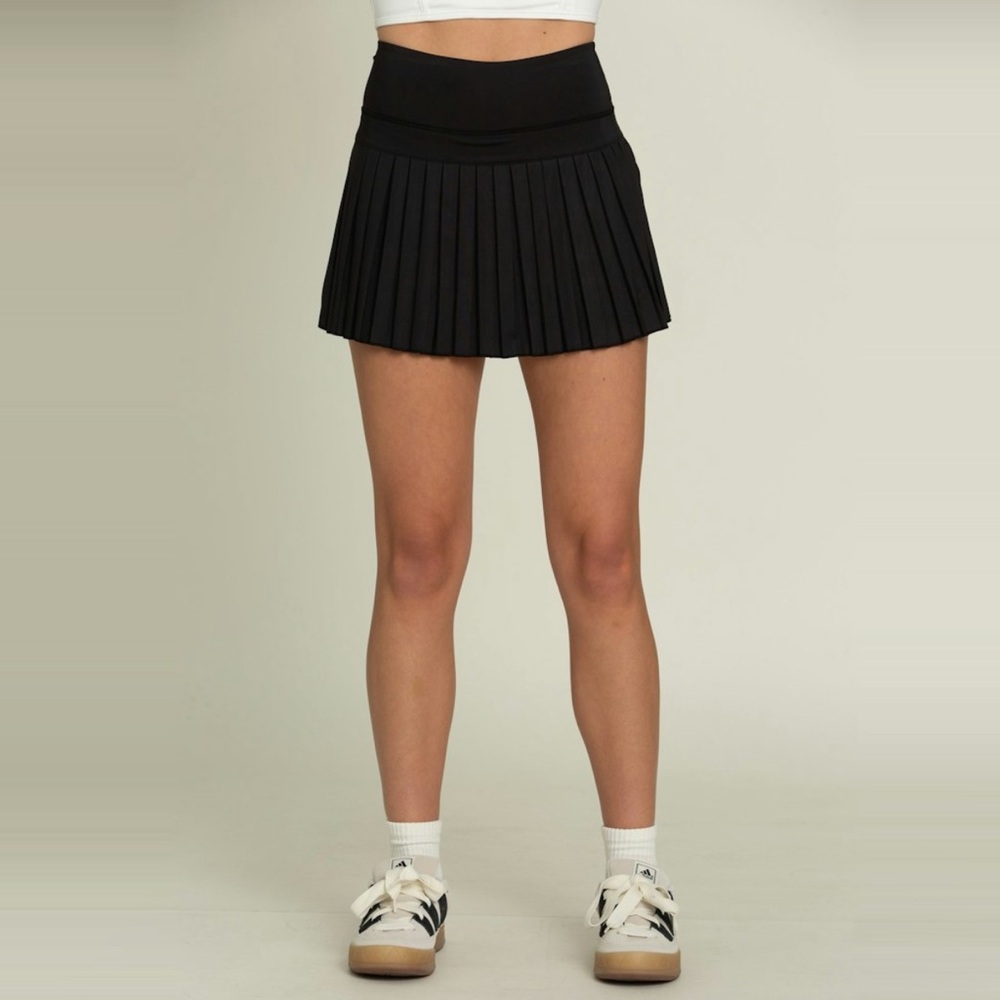 NWOT 15” Black Pleated Tennis Skirt | Small (S) | Gold Hinge